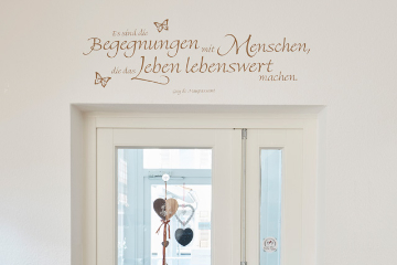 Historie-MüZeEingang Bild vom Eingang des MüZe Karben e.V. mit dem Spruch: "Es sind die Begegnungen mit Menschen, die das Leben lebenswert macht." Guy de Maupassant