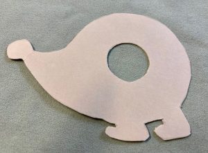 Braune Pappe, die in Form eines Igels zugeschnitten ist, mit einem Loch in der Mitte