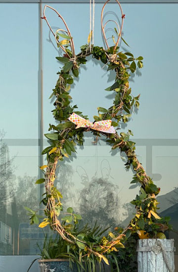 Zweigenkranz Ein, in Form eines Osterhasen zusammengebundenes Gebilde aus Zweigen und grünen Blättern.